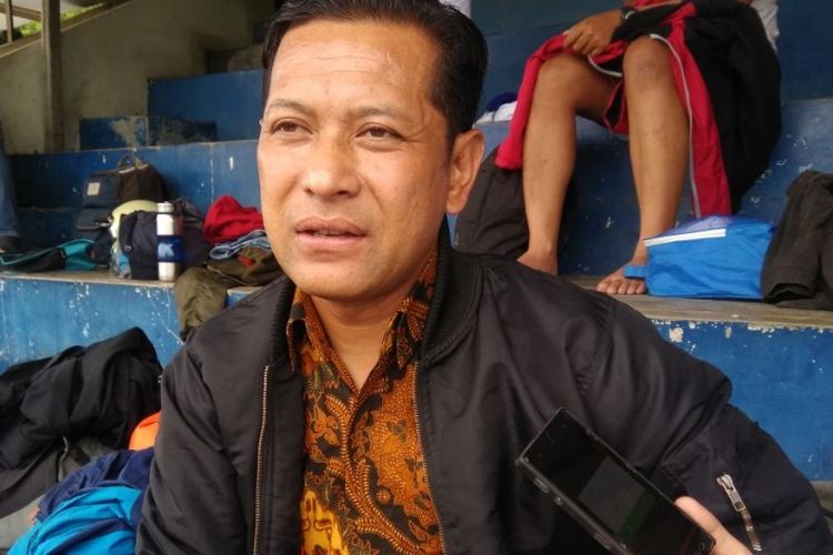 Legenda hidup Persib Bandung, Yudi Guntara saat ditemui wartawan di Lapangan Lodaya, Kamis (7/12/2017).