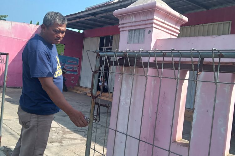 Mukharom (64), warga Cianjur, Jawa Barat, mencari sendiri mobil pikapnya yang hilang karena dicuri.