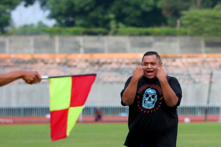 Presiden klub Borneo FC Nabil Husein protes pada asisten wasit saat fun football di Stadion Gelora Joko Samudro Gresik, Sabtu (4/3/2023) sore. Usai Sarasehan Sepak Bola Nasional bersama PSSI, jajaran petinggi klub Liga 1 dan Liga 2 2022-2023 bermain bola bersama untuk mempererat silaturahmi.