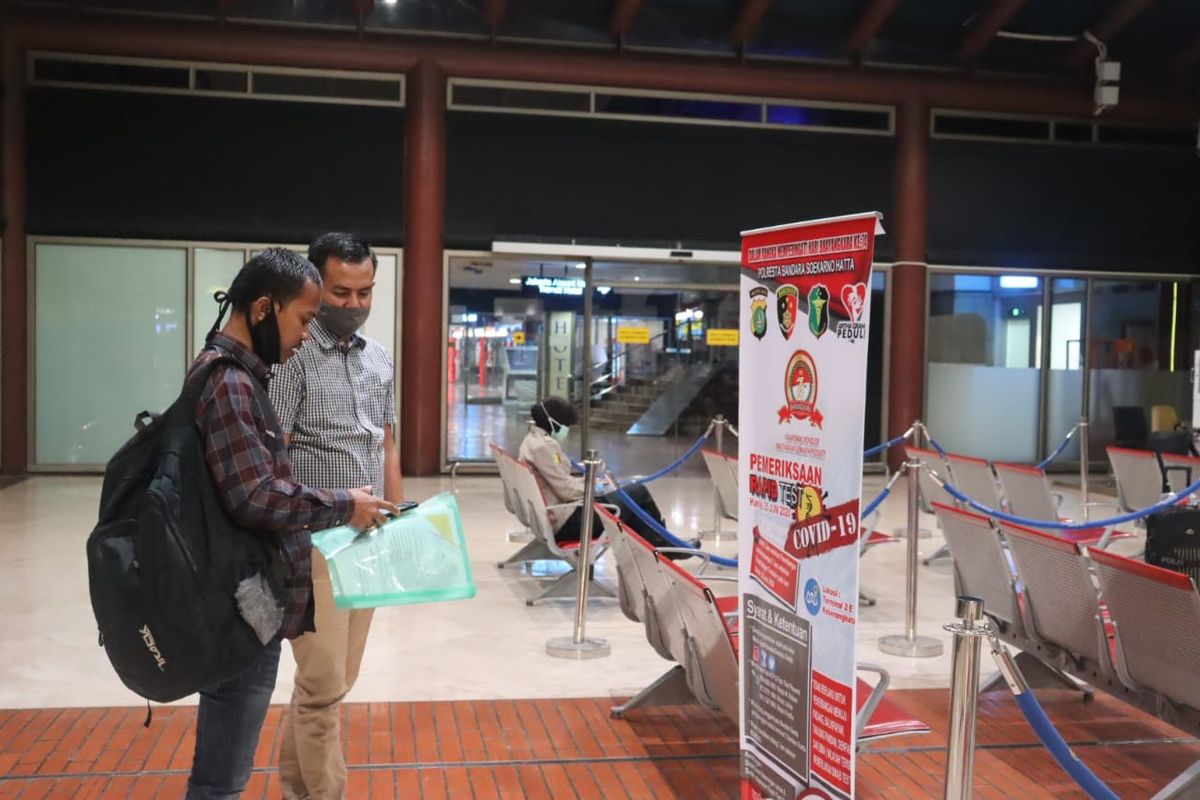 Kegiatan rapid test graris dari Polres Bandara Soekarno-Hatta di Terminal 2E keberangkatan domestik Bandara Soekarno-Hatta, Rabu (25/6/2020)