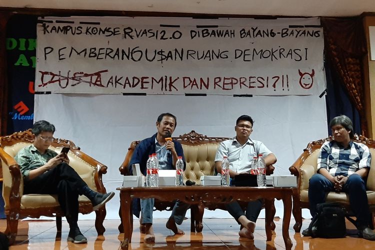 Gelaran Diskusi Publik Gunawan Permadi selaku Pimred Suara Merdeka (kiri), Dosen Unnes Sucipto Hadi Purnomo, Menteri Kajian Strategis BEM KM Unnes selaku penyelenggara Ignatius Rhadite dan Triyono Lukmantoro pakar Komunikasi Undip (kanan).