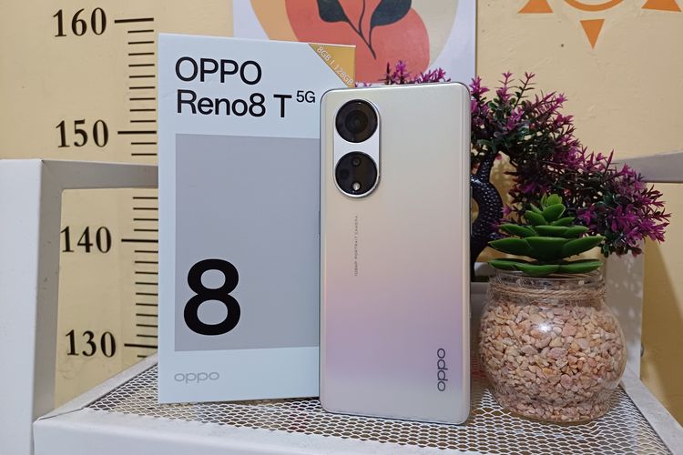 Oppo Reno8 T 5G dan kotak penjualannya. Kotak penjualan Reno8 T 5G berbeda dengan saudara-saudaranya di Reno8 Series. Sebab, boks ponsel tersebut kini dibalut dengan warna putih, yang dipoles dengan elemen abu-abu, berbeda dengan Reno8 Series yang identik dengan warna hijau kebiruan. 