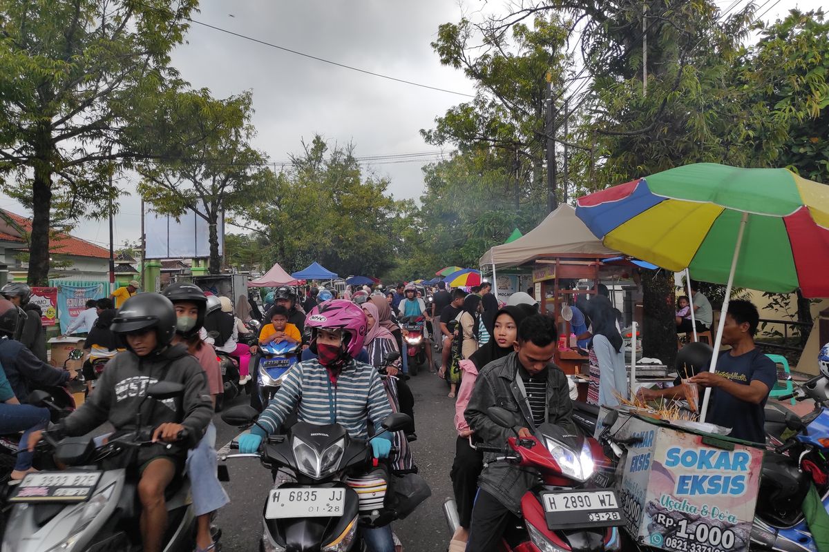 Suasana pasar Krempyeng atau Jalan Bhayangkara Baru Demak, Selasa (12/3/2024) sore. (KOMPAS.COM/NUR ZAIDI)