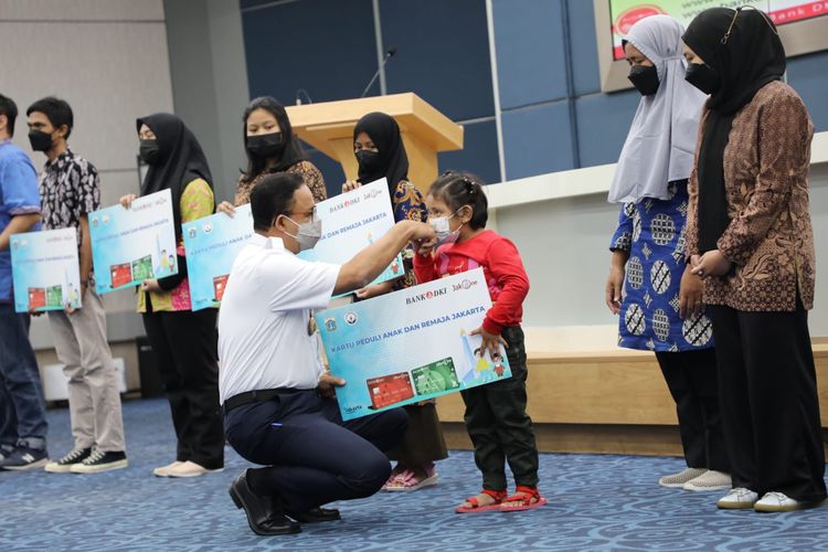 Gubernur DKI Jakarta Anies Baswedan resmi meluncurkan Kartu Peduli Anak dan Remaja Jakarta, khusus untuk anak usia di bawah 18 tahun yang orangtuanya meninggal dunia akibat Covid-19. Penerima kartu mendapat bantuan Rp 300.000 per bulan.