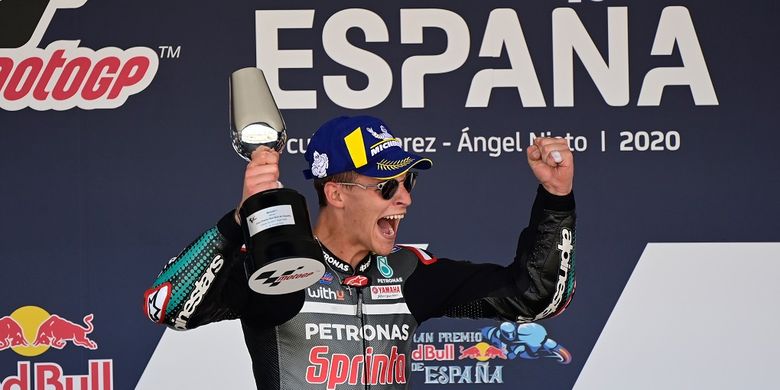 Pebalap Petronas Yamaha SRT, Fabio Quartararo, saat merayakan podium pertama pada seri MotoGP 2020 Spanyol di Sirkuit Jerez, Minggu (19/7/2020) malam WIB.