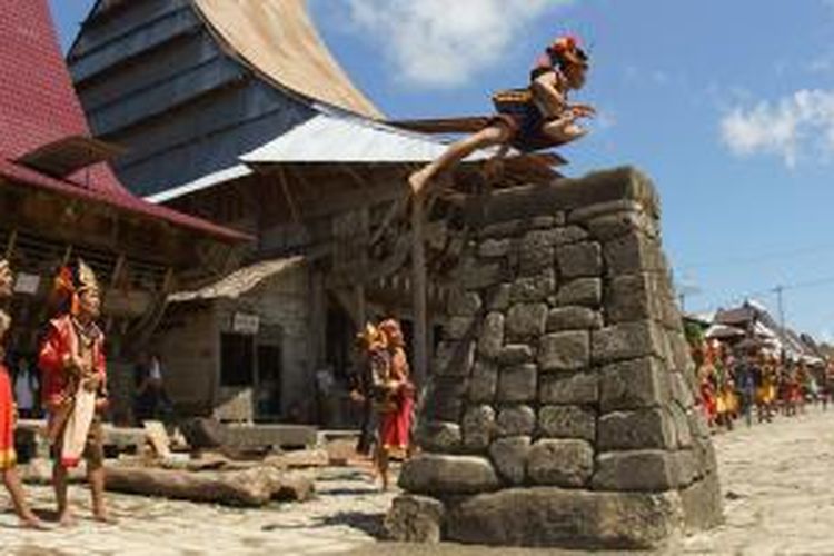 Tradisi Hombo Batu atau lompat batu di Kepulauan Nias, Sumatera Utara.
