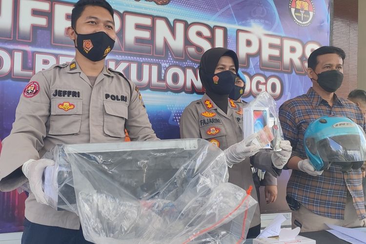 Polisi menunjukkan sejumlah barang bukti pencurian di Apotek Kimia Farma di Pedukuhan Terbah, Kalurahan Pengasih, Kapanewon Pengasih pada Rabu (17/11/2021).