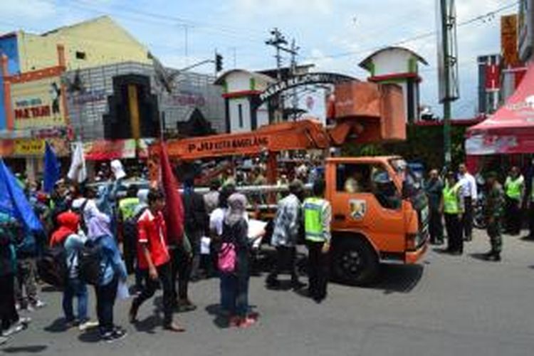 Puluhan mahasiswa di Kota Magelang berusaha menghentikan mobil plat merah yang melintas sebagai aksi penolakan kenaikan BBM, Senin (17/11/2014).