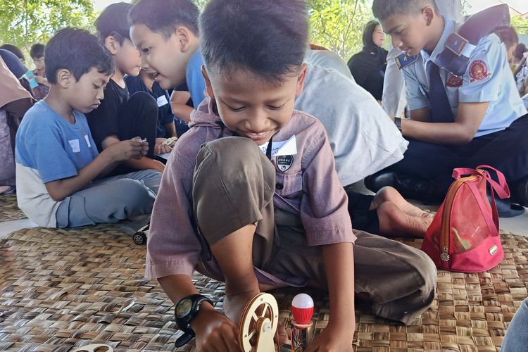 Salah satu peserta workshop di Desa Utak Atik di Desa Serangan, Bali, pada Sabtu (6/12/2025). Desa Utak Atik digagas oleh CAST Foundation, Fab Lab Bali, dan Meaningful Design Group.