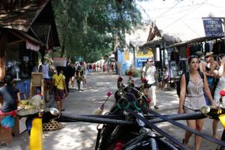 Wisatawan dan cidomo di Gili Trawangan, Lombok, Nusa Tenggara Barat, Jumat (18/4/2014).