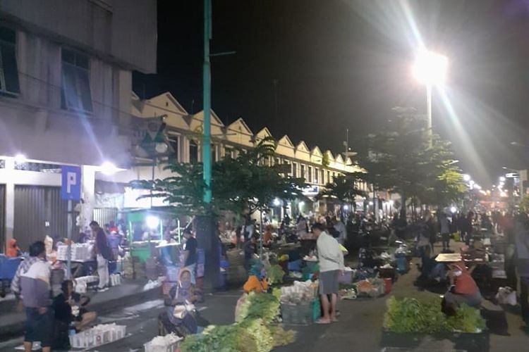 Pedagang pasar pagi Salatiga menerapkan physical distancing saat berjualan.