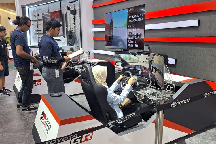 Simulator balap Toyota di GIIAS 2023