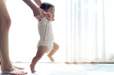 Faktor yang Menentukan Kapan Bayi Bisa Berjalan
