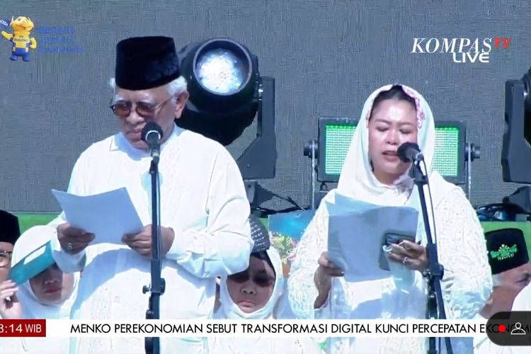 Gus Mus dan Yenny Wahid dalam acara Resepsi Satu Abad NU di Sidoarjo, Jawa Timur, Selasa (7/2/2023).