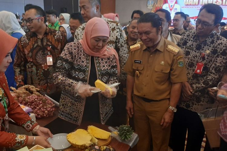 Gubernur Jatim Kofifah Indar Parawansa didampingi Pj Gubernur Banten Al Muktabar saat melihat stand pelaku usaha pada acara misi dagang dan investasi kedua daerah tersebut di Kota Serang. Senin (11/9/2023).