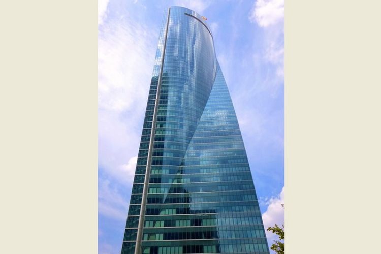 Gedung pencakar langit Torre Espacio di Madrid, Spanyol, yang menampung kedutaan besar Inggris, Belanda, Australia, dan Kanada, mendapat ancaman bom pada Selasa (16/4/2019). (Twitter/Policía Nacional)