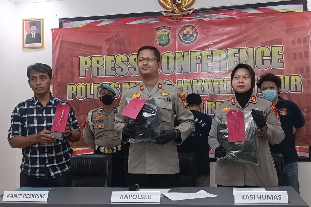 Konferensi pers terkait pencurian ponsel di Pasar Rebo, Jakarta Timur, yang mana pelaku berpura-pura menjadi anggota TNI, di Polsek Pasar Rebo, Jumat (24/11/2023).