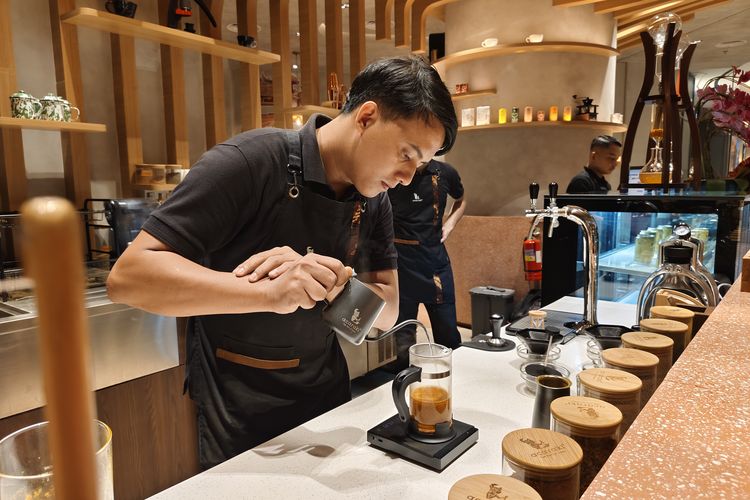Proses menyeduh jamu di gerai Acaraki Grand Indonesia menggunakan metode french press, Rabu (24/4/2024). 