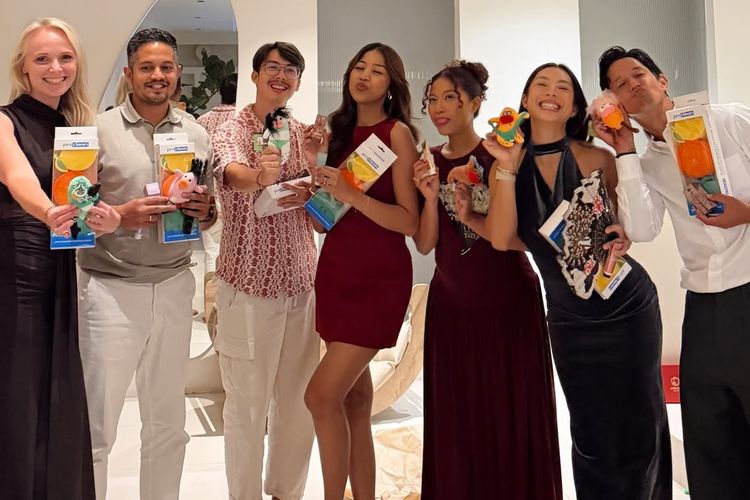 Jennifer Bachdim merayakan Natal bersama keluarga dengan gaya simpel nan elegan. Pilihan dress, rambut, dan makeup tampil anggun tanpa berlebihan.