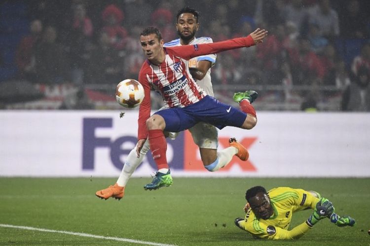 Antoine Griezmann menaklukkan kiper Steve Mandanda saat Atletico Madrid berhadapan dengan Olympique Marseille pada final Liga Europa di Lyon, 16 Mei 2018. 