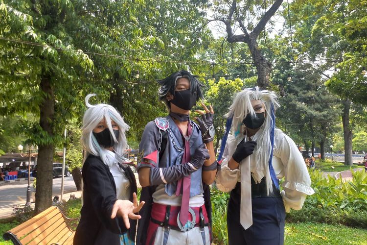 Sejumlah anak muda Semarang berpartisipasi dalam event cosplayer 98 Friendship Festival di Taman Indonesia Kaya, Minggu (17/12/2023).