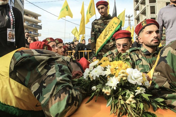 Anggota prajurit Hizbullah menggotong peti mati para petingginya yang tewas dalam serangan Israel, ketika melakukan pemakaman di Nabatiyeh, Lebanon, Minggu (2/11/2025).