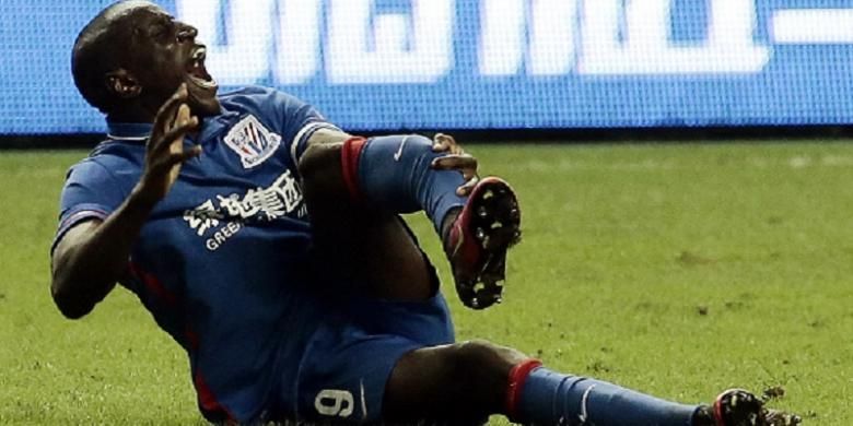 Striker Shanghai Shenhua asal Senegal, Demba Ba, mengalami patah kaki pada laga derbi di Liga Super China, Minggu (17/7/2016). 