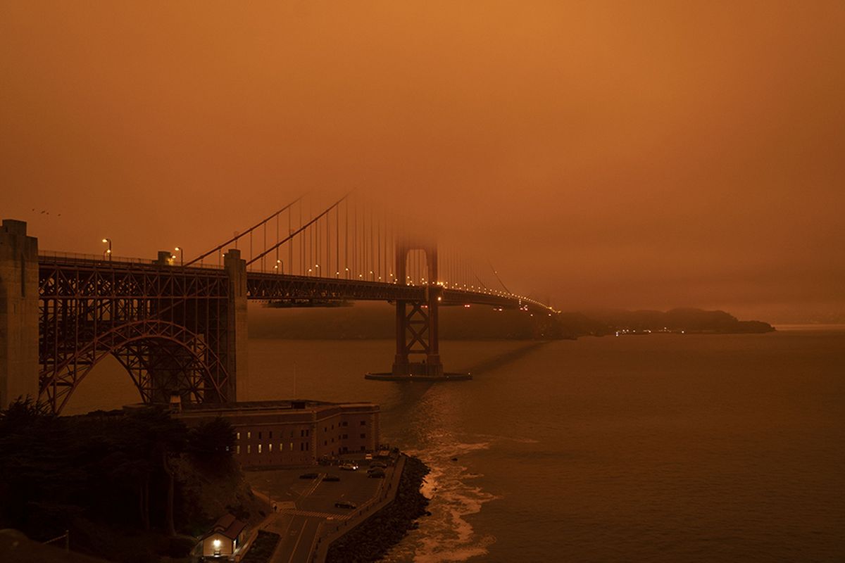 Suasana di kawasan Jembatan Golden Gate dengan langit berwarna oranye yang dipenuhi asap pekat, pada tengah hari di San Francisco, California, AS, Rabu (9/9/2020). Kebakaran terbesar dalam sejarah California itu dilaporkan telah menghancurkan 470 ribu hektar vegetasi kering dan 3,1 juta hektar lahan terbakar.