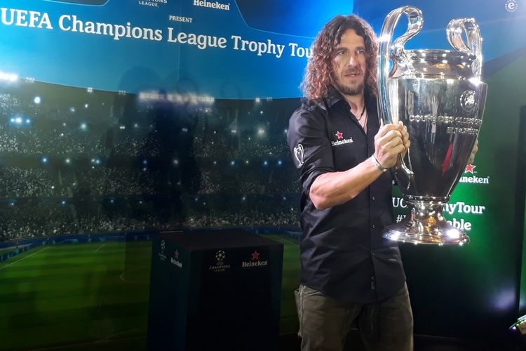 Legenda hidup Barcelona Carles Puyol memamerkan Piala Liga Champions di Hotel Shangri-La, Surabaya, Rabu (13/3/2019).