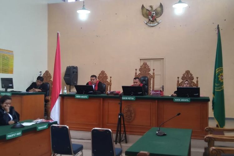 Sidang pembacaan putusan kasus pencurian uang operasional Bank BSI Karimun di Pengadilan Negeri Karimun, Provinsi Kepulauan Riau, Rabu (01/02/2022).