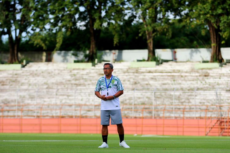 Pelatih Aji Santoso saat memimpin latihan perdana Persebaya Surabaya untuk persiapan musim 2023-2024 di Stadion Gelora 10 November Surabaya, Rabu (10/5/2023) sore.