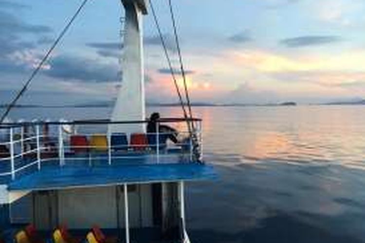 Kapal feri menyeberangi Selat Sape dari Pelabuhan Labuan Bajo menuju Pelabuhan Sape, Kamis (27/4/2016).