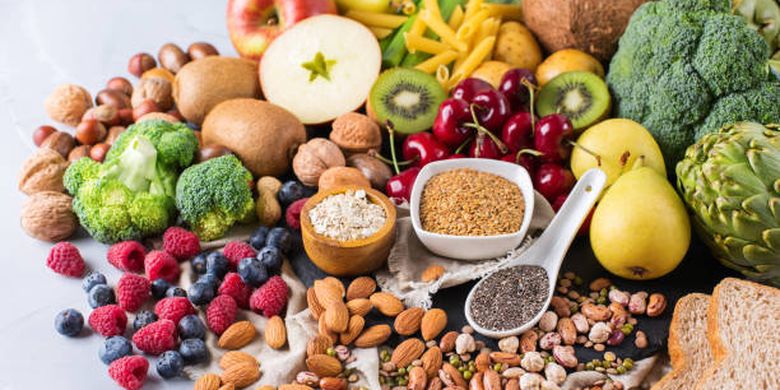 Ilustrasi macam makanan sumber serat. Makan makanan sumber serat memiliki sejumlah manfaat untuk penderita diabetes, di antaranya adalah mengelola kadar gula darah dan mencegah komplikasi.