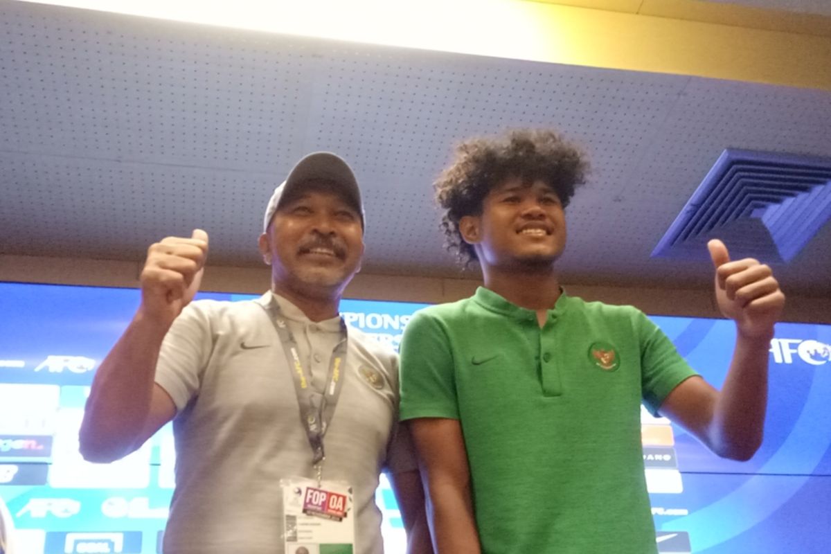 Fakhri Husaini (kanan) bersama Amiruddin Bagus Kahfi usai pertandingan timnas U-19 Indonesia vs Korea Utara berlangsung di Stadion Utama Gelora Bung Karno, Jakarta pada Minggu (10/11/2019) malam.