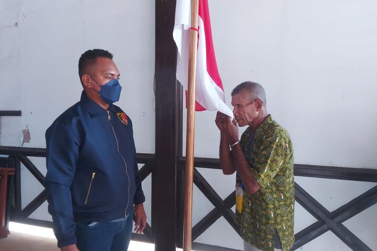 Alex mencium bendera merah putih sebagai tanda telah kembali ke pangkuan NKRI, Rabu (23/3/2022).