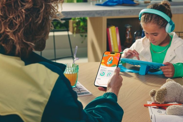JBL Junior 470NC dan Junior 320BT dilengkapi dukungan aplikasi JBL Headphones yang memungkinkan orang tua memantau aktivitas anak saat memakai headphone