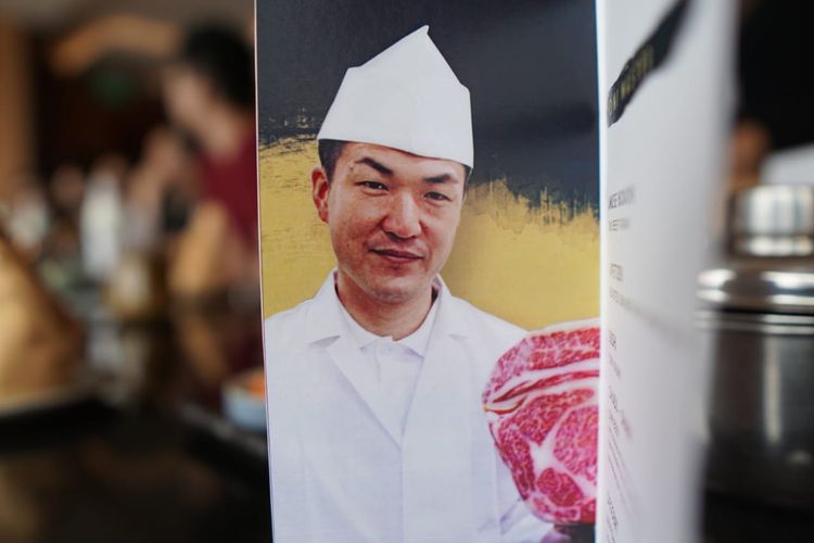 Wajah chef Shintani dalam leaflet menu Endless Wagyu Package yang disajikan dalam cara shabu-shabu menggunakan wagyu Omi Hime. Suguhan ini hanya disediakan untuk menu brunch, setiap Sabtu dan Minggu, pukul 11.30-15.00, seharga Rp 1.580.000 per orang.