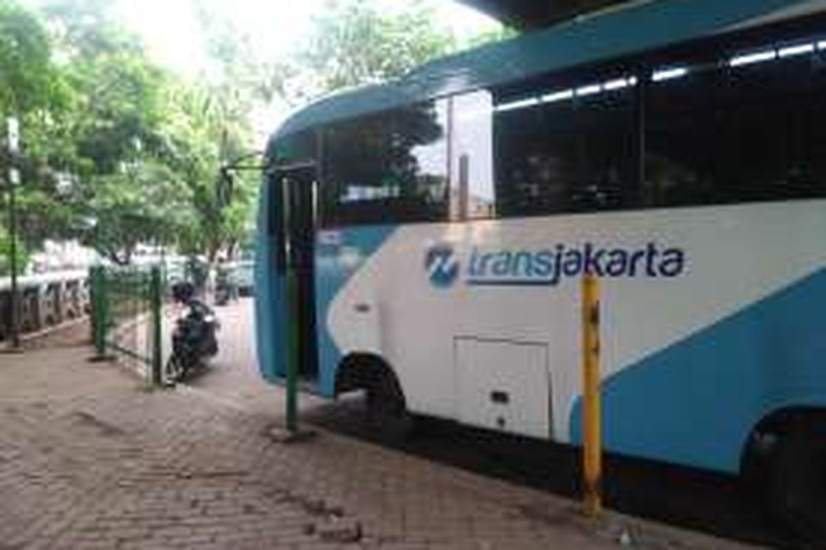 Bus feeder Transjakarta yang beroperasi di Stasiun Tebet.