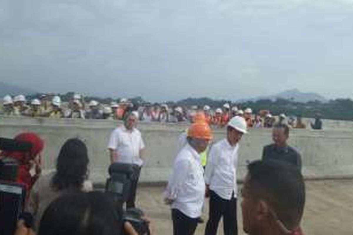 Presiden Indonesia Joko Widodo bersama Menteri Pekerjaan Umum dan Perumahan Rakyat (PUPR) Basuki Hadimuljono meninjau pembangunan Jalan Tol Cisumdawu, Kamis (17/3/2016).