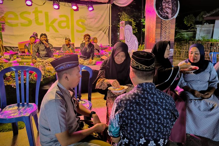 Prosesi Restu Ibu dalam Festival Kampung Lortskal di Desa/Kecamatan Kalisat, Kabupaten Jember, Jawa Timur untuk memperingati HUT ke-80 Republik Indonesia, Sabtu (16/8/2025) malam.