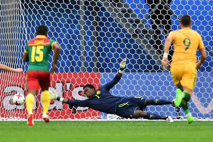 Fabrice Ondoa gagal mengantisipasi eksekusi penalti dari Mark Milligan saat Kamerun melawan Australia pada partai Piala Konfederasi di Stadion Saint Petersburg, Kamis (22/6/2017).