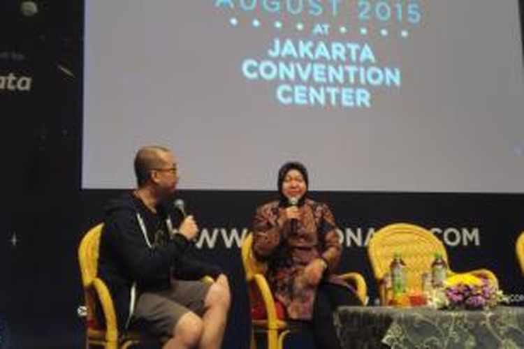 Wali Kota Surabaya Tri Rismaharini (kanan) didampingi CEO Kibar Yansen Kamto dalam acara diskusi di panggung PopCon Asia 2015, Jakarta (8/8/2015)