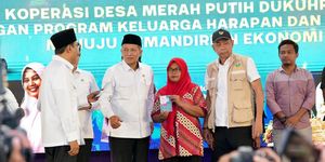 Kementerian Koperasi (Kemenkop), Kementerian Sosial (Kemensos) dan Badan Percepatan Pengentasan Kemiskinan (BP Taskin) serta Pemerintah Kabupaten (Pemkab) Purworejo melakukan kick off dan kolaborasi Koperasi Desa (Kopdes) Merah Putih Dukuhrejo dengan Program Keluarga Harapan (PKH) dan Sembako Menuju Kemandirian Ekonomi di Purworejo, Jawa Tengah, Sabtu (14/2/2025).