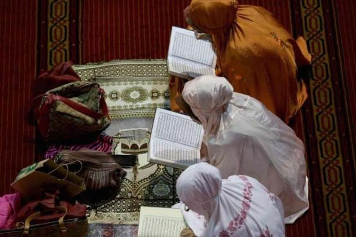 Umat muslim membaca Al Quran di Masjid Istiqlal, Jakarta Pusat, Kamis (9/6/2016). Bulan Ramadhan dimanfaatkan dengan sebaik-baiknya oleh umat Muslim dengan beribadah termasuk membaca Al Quran serta iktikaf.