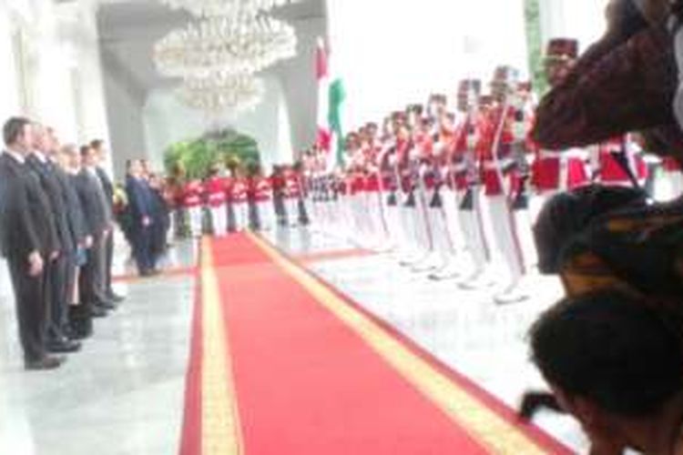 Presiden Joko Widodo menyambut kedatangan Perdana Menteri Hongaria Viktor Orban dan Nyonya Aniko Levai. Upacara penyambutan dilakukan di teras Istana Merdeka, Jakarta, Senin (1/2/2016).
