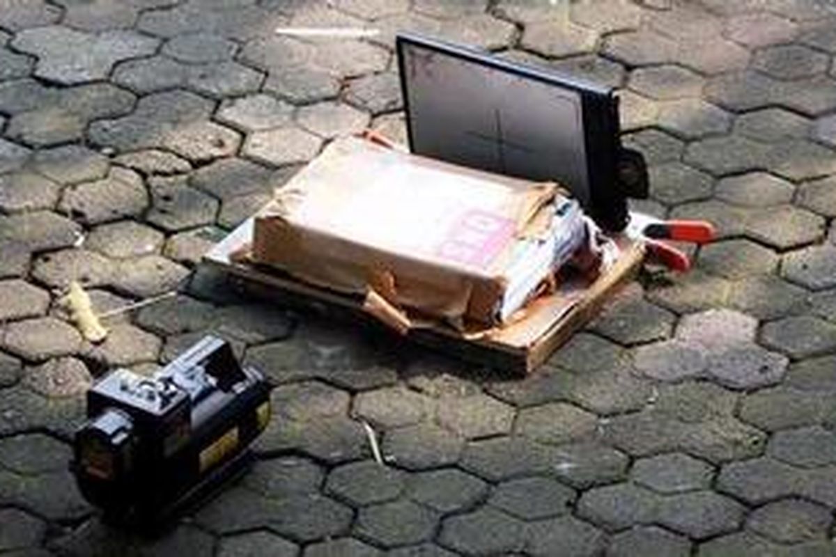 Paket yang dicurigai berisi rangkaian bom tergeletak di halaman komplek Kantor Berita 68H, Utan Kayu, Jakarta Timur, Kamis (17/3/2011).