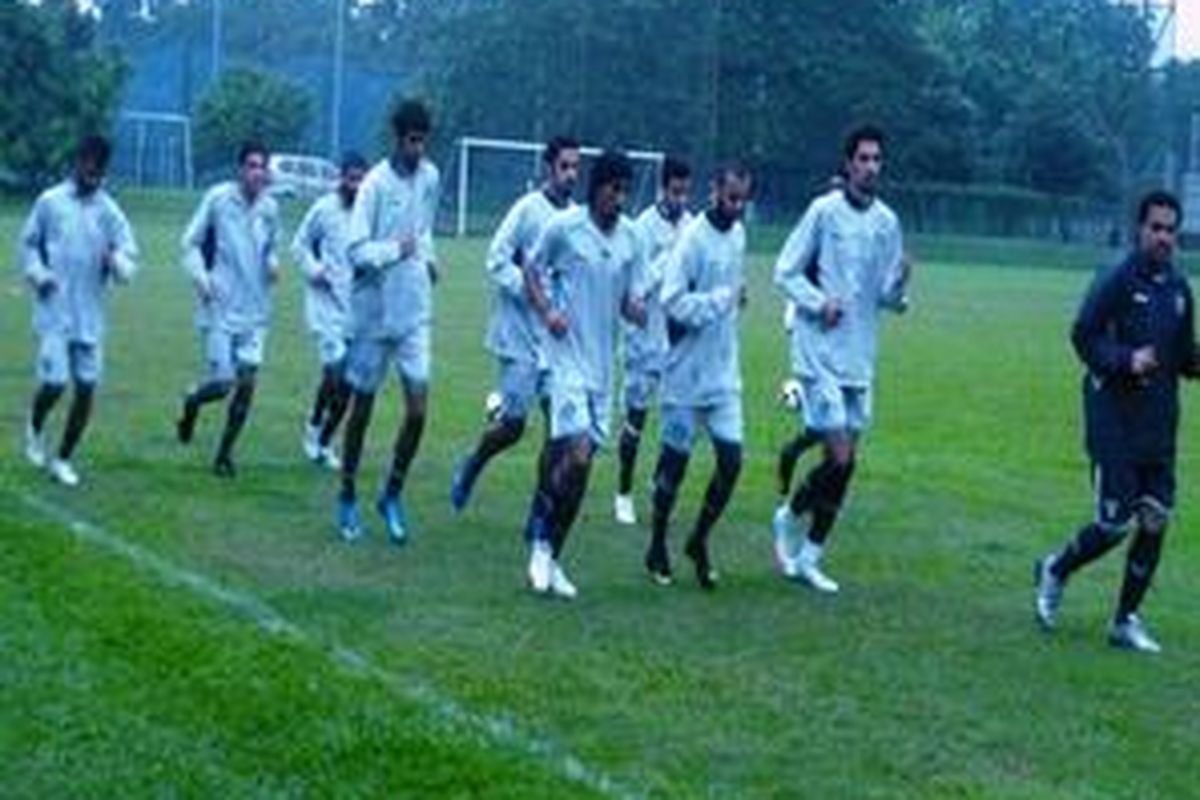 Tim Kuwait sedang berlatih di Senayan, Jakarta. Kedatangan mereka lebih awal, untuk penyesuaian cuaca di Jakarta.