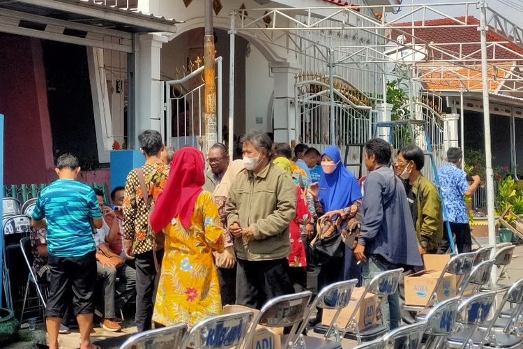 Sejumlah pejabat Pemkot Tegal datang ke rumah duka Sekda Johardi di Jalan Lemuru, Tegalsari, Kecamatan Tegal Barat, Kota Tegal, Jawa Tengah, Selasa (19/7/2022).
