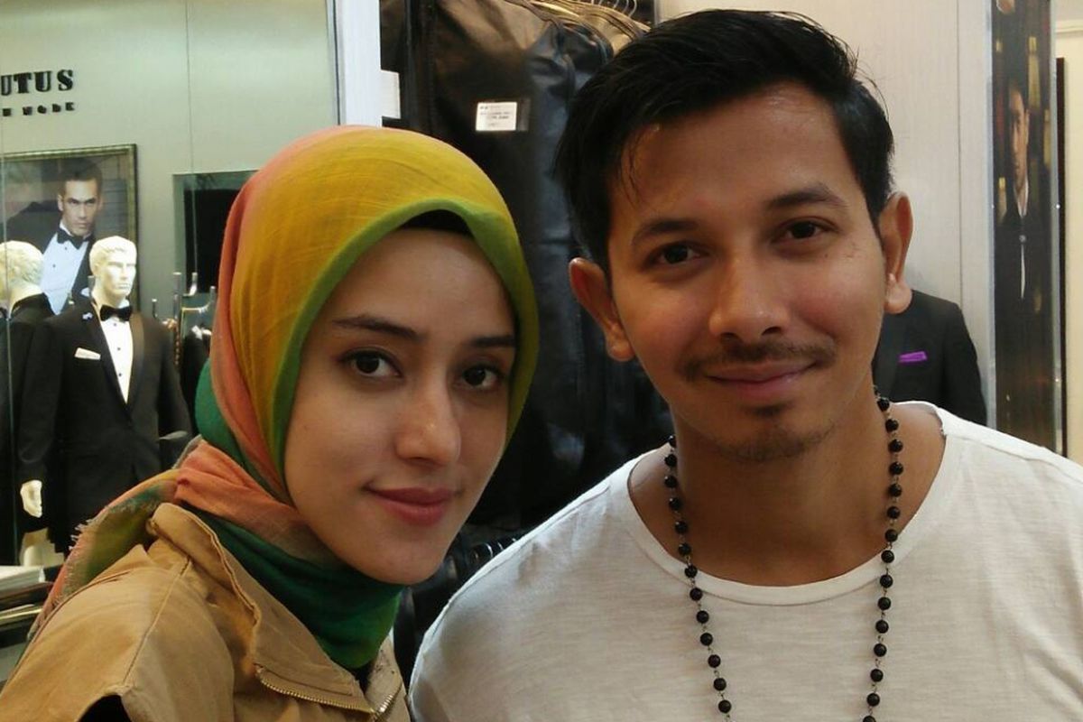 Fairuz A Rafiq dan Sonny Septian di sela fitting busana pengantin di Grand Indonesia, Jakarta Pusat, Senin (15/5/2017).