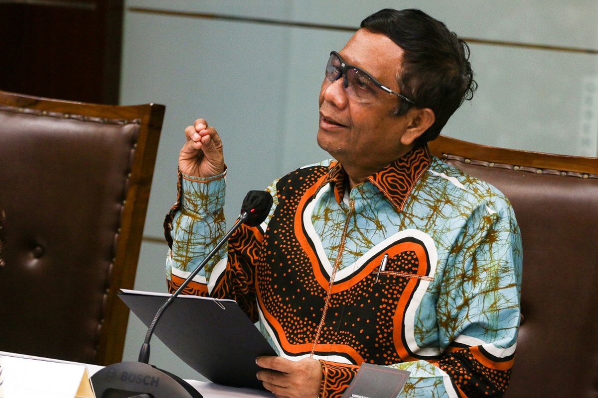Menteri Koordinator Bidang Politik, Hukum dan Keamanan (Polhukam) Mahfud MD memberikan keterangan pers terkait UU ITE di Jakarta, Jumat (11/6/2021). ANTARA FOTO/Rivan Awal Lingga/pras.